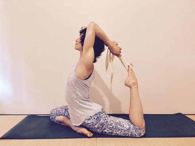 合田賢二ごうだけんじ godakenji ヒョニ ひょに ヨガよが yoga エーカパーダラージャカポタアーサナ eka pada rajakapotasana4