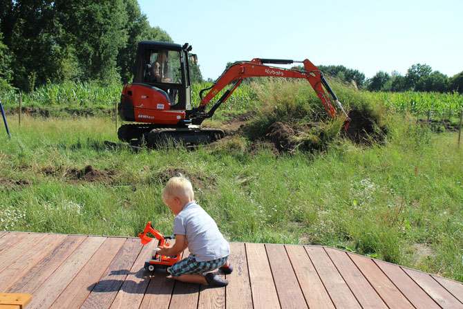 13.07.2018 - Steffen kommt mit schwerem Gerät und ebned unseren "Garten"