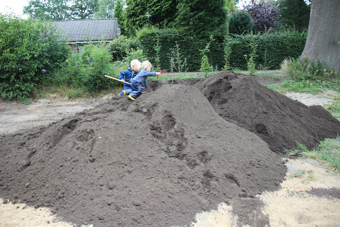 10.07.2018 - Wir bekommen Mutterboden - zum Glück haben wir eine Badewanne 