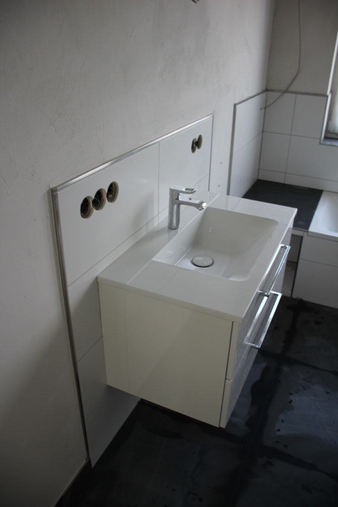 16.03.2018 - Waschbecken und Toilette sind montiert; die Fliesen werden gerade verfugt.