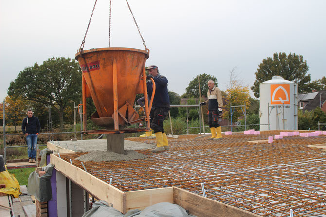 17.10.2017 - Die Erdgeschossdecke wird geschüttet