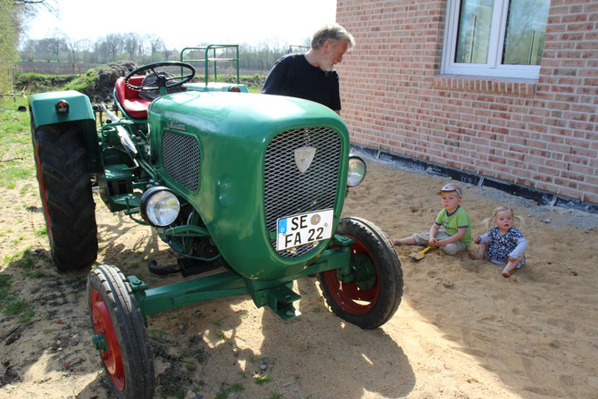 19.04.2018 - Wir entfernen den Zaun aus dem Knick und Opa kommt zwecks Ackerpflege