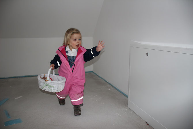 01.04.2018 - Ostereiersuche im neuen Haus (hier vor dem neuen Heizkreisverteilerschrank im Abstellraum)