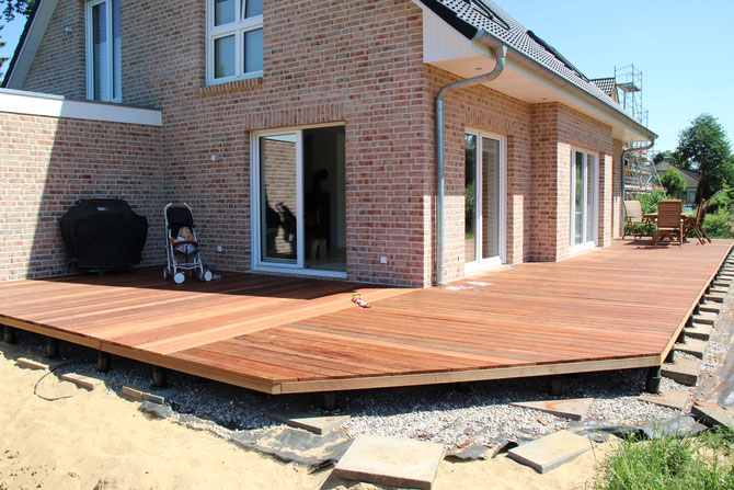 05.06.2018 - Der Terrassenbau nähert sich nach unermüdlichen Einsatz von Markus und Christoph dem Ende