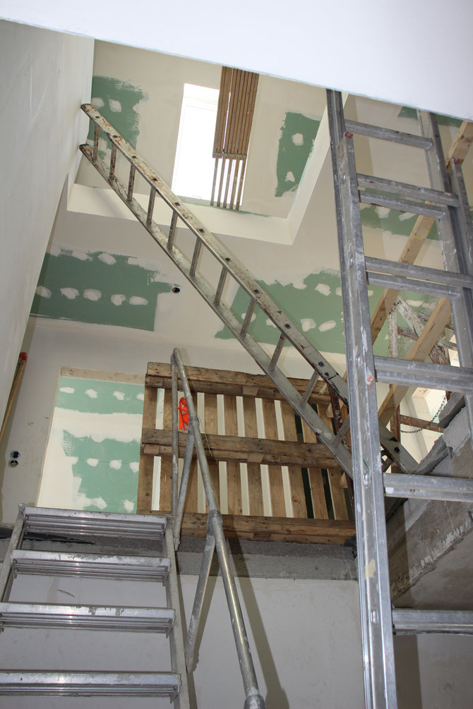 03.03.2018 - Blick durchs Treppenhaus auf die derzeitigen Malertätigkeiten