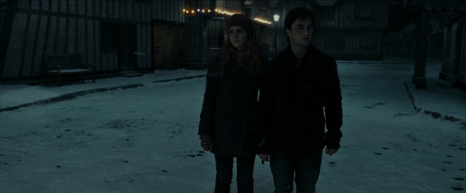 Harry et Hermione dans les rues de Godric's Hallow (Harry Potter et les Reliques de la Mort - Partie 1 - 2010)