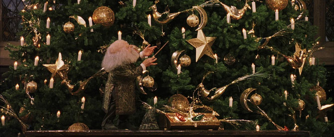 Le professeur Fltiwick installe le sapin dans la Grande Salle (Harry Potter à l'école des sorciers - 2001)