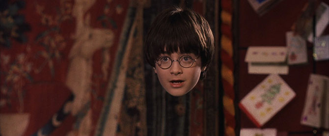 Harry essayant la cape d'invisibilité (Harry Potter à l'école des sorciers - 2001)