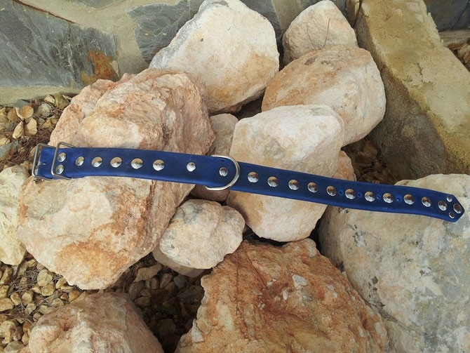 "The Blue Lagoon" 3 cm wide leather collar with rivets, small roller buckle , double keeper, D-ring, 39 euro. (At 4 cm wide with sturdy 4 cm roller buckle and double row of rivets 49 euro, and with 3 rows of rivets with natural leather inside 59 euro)