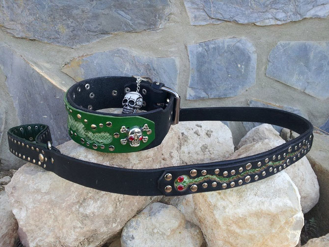  "Deadly Green Snake" in black Latigo leather with two skull decorations with synthetic crystal eyes (color of eyes variable) or other conchos, simple roller buckle. 94 euro. Matching leash, lined handle, peephole snake with synth crystal eyes 65 euro