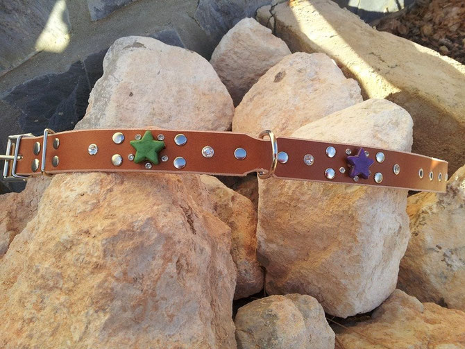 "The star" X~mas collar 1 inch wide vegetal cow leather with 2 stars, 10 small crystals, 4 crystals of 7mm, double keeper, 29 euro. (Also possible in gold or bronze dyed vegetal leather, 34 euro) This sample 15 euro!