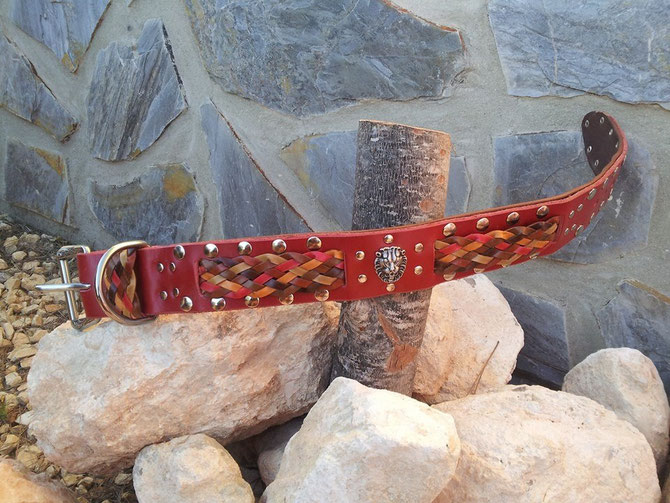 "Lion's Mane", 5cm cow leather, multicolor skai braiding, engraved Al Stohlman roller buckle, D-ring, braided keeper, decorated with rivets, Lion concho, 69 euro. This SAMPLE for 49 euro, fits neck best approx. 47-49cm. 