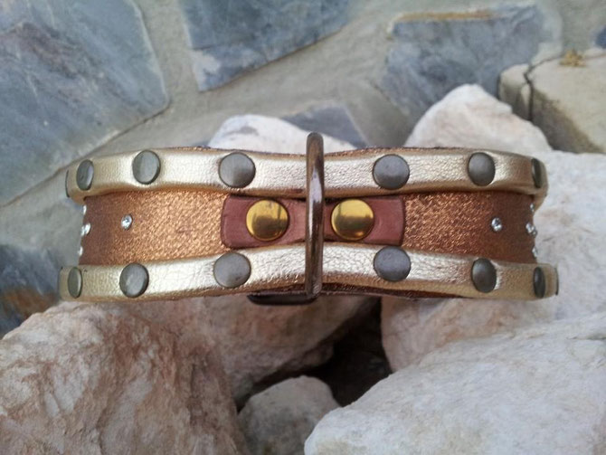Leather collar with bronze leather topping, foam strips enveloped in gold leather along the sides, bronze/gold hardware, 7 synthetic crystals (4mm) on each side of D-ring 64 euro. X~mas offer: 50 euro