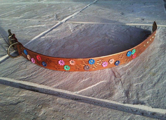 "Small Flower Power", 3 cm Natural Vegetal leather with paw prints and little flowers, hardware in a mix of colors: bronze, gold, brass, silver. The collar is painted in a mix of gold and bronze, 45 euro
