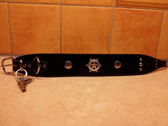 Deputy Dog, both sides thin leather, strengthened in between, Deputy Sheriff concho, two fantasy conchos, simple small roller buckle,  47 euro. THIS SHOW SAMPLE 35 EURO (without charm)! Fits neck 38-42cm