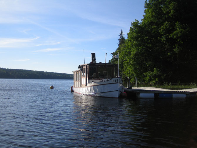 Olle an seinem Heimatsteg am See Lelång