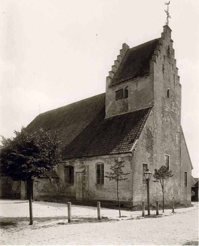 Alte Kirche mit Vorplatz um 1900.