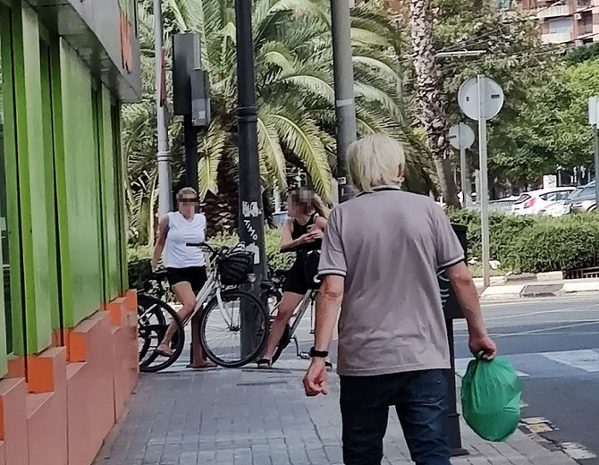 Estas turistas y ciclistas circulaban por Valencia por la acera sin ningún respeto para los que íbamos andando por ella, les dije de todo y ni caso.