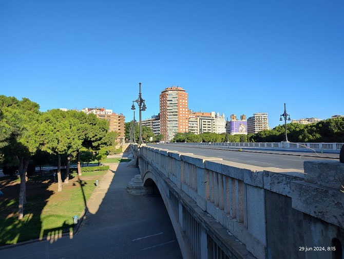 El Puente de Aragón en Valencia conecta G.V. Marqués del Turia - Pza. de Zaragoza. Obra de los ingenieros Arturo Monfort, José Burguera y Gabriel Leyda. Debe su nombre a la antigua estación de ferrocarril de Aragón, hoy desaparecida. 