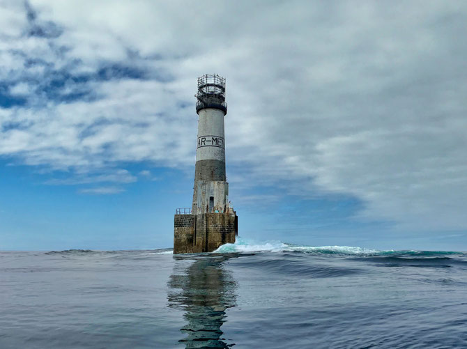 Leuchtturm Ar Men im Atlantik hinter der Île de Sein