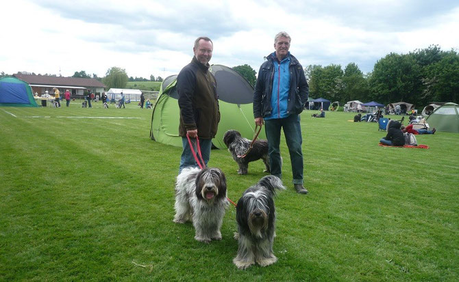 vorne links Anna, rechts Caatje, hinten Arjen Oskar