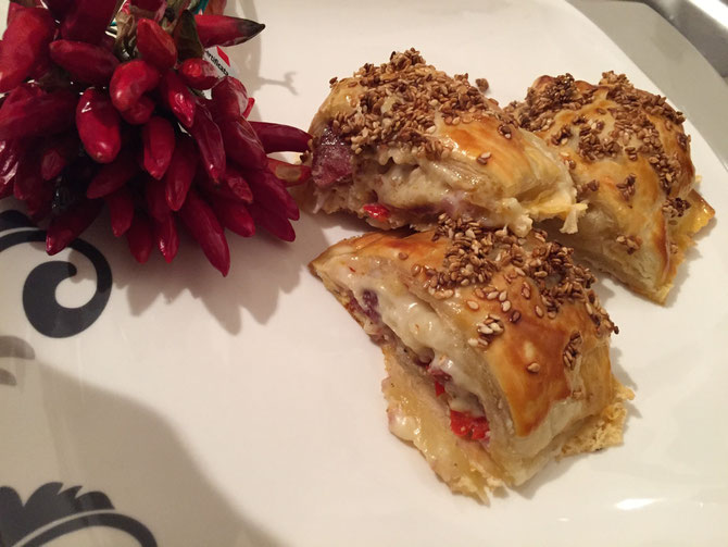 Rezept Bunter Blaetterteig Strudel mit Sucuk und geroestetem Sesam