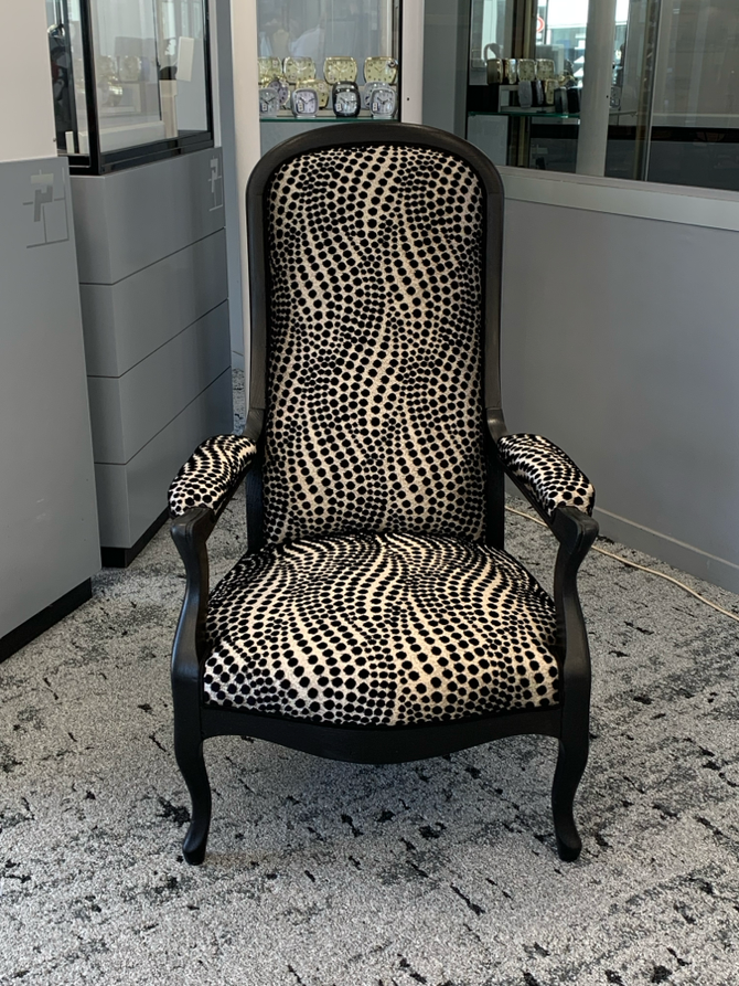 Fauteuil Voltaire, aérogommé puis peinture noire , tissu Casal Boris, double passepoil noir, bijouterie Papeil, Le Mesnil Esnard