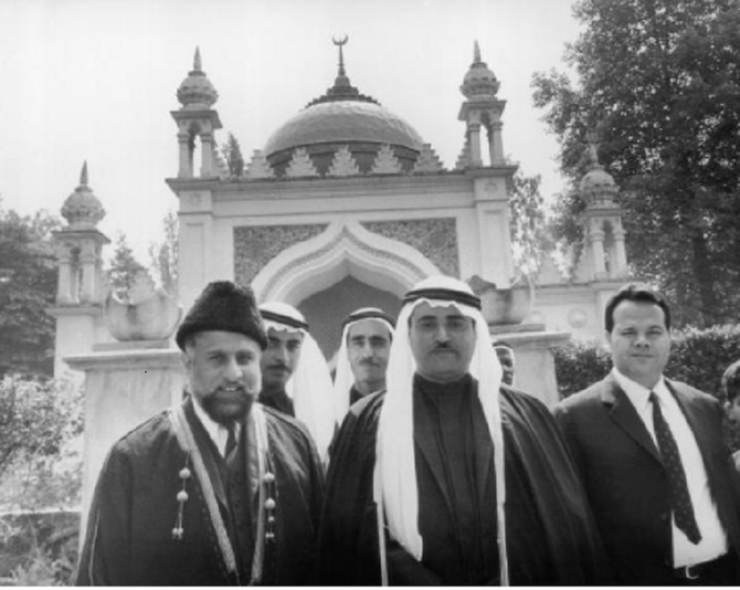 U.K.  SHEIKH KHALID AL QASIMI EN VISITE à "THE SHAH JEHAN MOSQUE", DANS LE SURREY. 