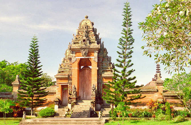 MENGWI TEMPLE . C* Paul MUELLER