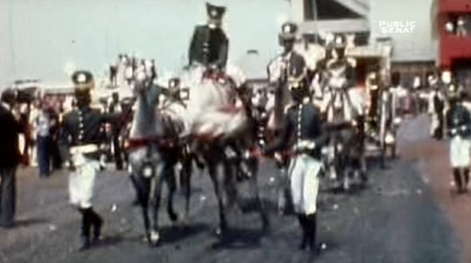 LES CHEVAUX DU CARROSSE IMPERIAL (acheté au producteur de "CAROLINE CHERIE" et restauré) SE CABRENT ET S'ECROULENT SOUS LA CHALEUR. LEURS MAJESTES CONTINUENT à PIED.....;;