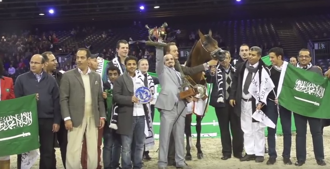 2012. PARIS-VILLEPINTE. DAKHARO SUPER STAR  entouré de l'EQUIPE d'AL KHALEDIAH STABLES