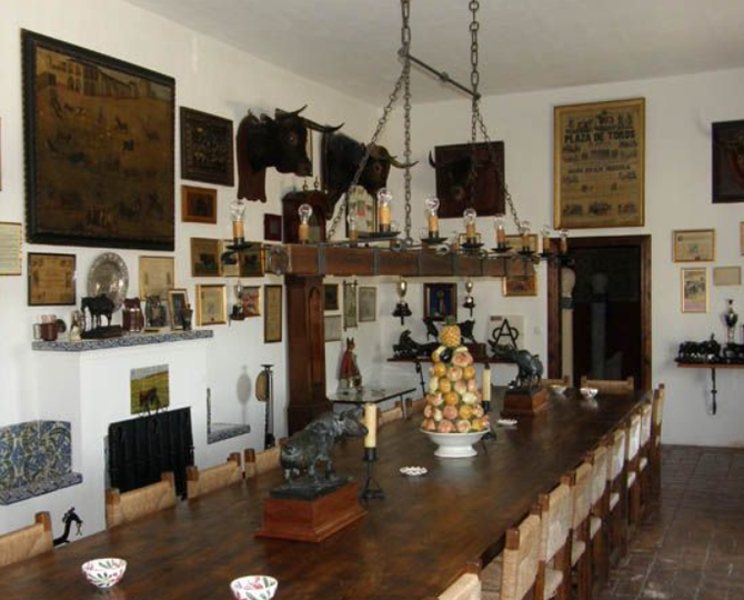 LA GRANDE TABLE DE LA SALLE à MANGER, CONVIVIALE, CHALEUREUSE.