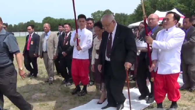 29 JUIN 2012 MINNESOTA. FESTIVAL DES JEUX D'ETE. S.A.R LE PRINCE REGENT SAURYAVONG SAVANG ET SON EPOUSE LA PRINCESSE DALAVAN SONT ACCUEILLIS AVEC TOUS LES HONNEURS DUS à LEURS RANGS PAR LA COMMUNAUTE HMONG.