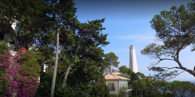 SANTO SOSPIR a été construite en 1930 par une famille belge. A côté du Phare de Saint-Jean-Cap-Ferrat.