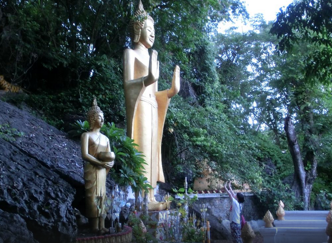 LUANG PRABANG ROYALE et MYSTIQUE. MOUNT PHOUSI.  C* HIDETARO . MERCI