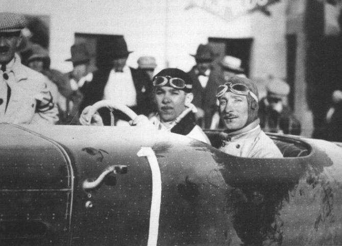 27 Avril 1924. XVe TARGA FLORIO. ARRIVEE. A g. ANDRE DUBONNET AU VOLANT de L'HISPANO-SUIZA H6C N° 1 SG 8.0 encore COUVERTE DE NEIGE.