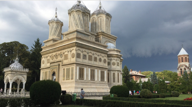  CURTEA DE ARGES EN VALACHIE MUNTENIE. MONASTERE DU XVIe. s., AUJOURD'HUI EGLISE EPISCOPALE, ELLE ABRITE LA NECROPLE DES DEUX PREMIERS ROIS DE ROUMANIE et DE LEURS EPOUSES. DEPUIS 2009 UNE NOUVELLE NECROPOLE A ETE CONSTRUITE,  