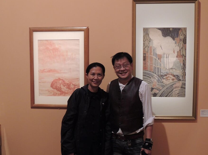 2012. NGÔ KIM KHÔI, HISTORIEN DE L'ART, PETIT-FILS DE NAM SON et LOAN DE FONTBRUNE, COMMISSAIRE DE L'EXPOSITION : MUSEE CERNUSCHI, ACCROCHAGE DES 2 TABLEAUX DE NAM SON. C* NGÔ K. K.
