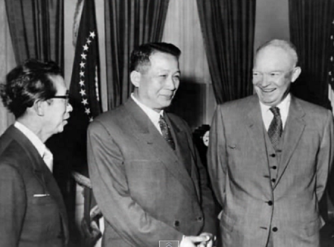 SA MAJESTE VATTHANA SAVANG AVEC LE PRESIDENT EISENHOWER.