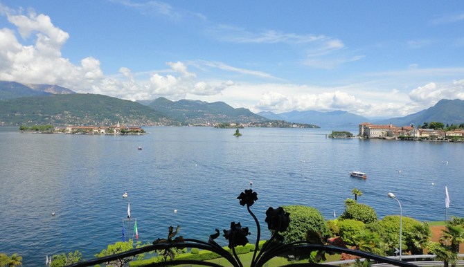 à g. L' Isola dei Pescatori, à dte. L'Isola Bella et le palais, Au milieu le rocher de Malghera. Vues de mon balcon