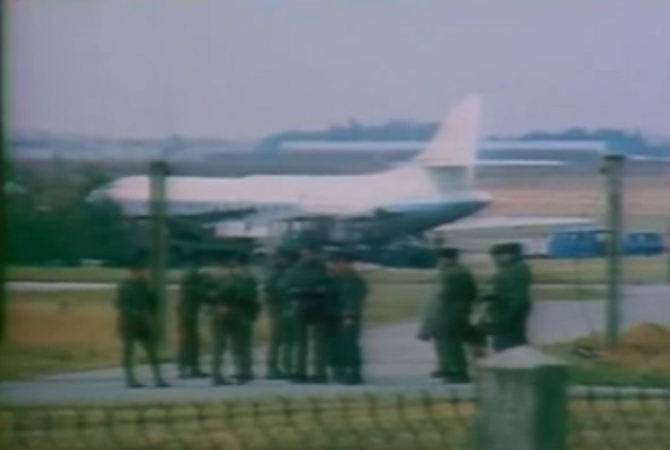 22 SEPT. 1979. LA CARAVELLE de Jean-Bedel BOKASSA, "OFFICIER FRANçAIS", EN QUARANTAINE. AVEC SES 26 PASSAGERS SUR LA BASE  D'EVREUX EN ATTENDANT  UNE TERRE D'ACCUEIL.