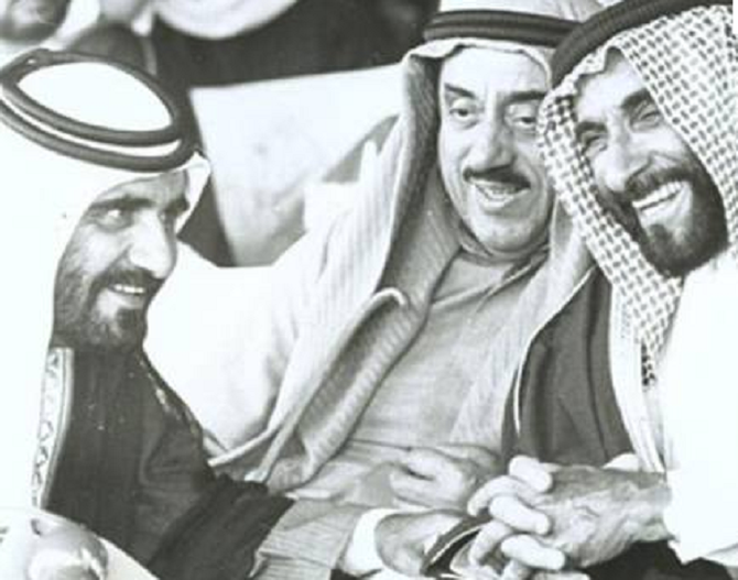 S. A.  L'EMIR  RASHID III BIN AHMAD AL MOUALLA  (1932+2009). 21 FEVRIER 1981 / 2 JANVIER 2009     ..............A g. SHEIKH MOHAMMED BIN RASHID AL MAKTOUM, A dte. SHEIKH ZAYED