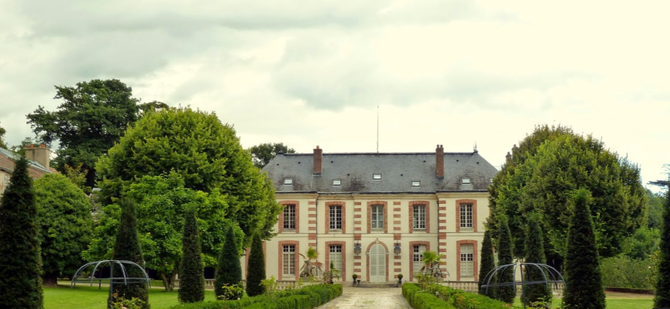 FACADE DU CHATEAU DE LA DOUTRE. LA S.C.I PROPRIETAIRE LOUE DES SALLES POUR LES SEMINAIRES. LA FERME EST DEVENUE CENTRE CULTUREL