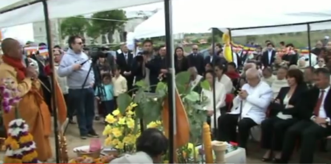 2 MAI 2010. BUSSY-SAINT-GEORGES. S. A. R LE PRINCE REGENT SAURYAVONG SAVANG : POSE DE LA 1è PIERRE DU NOUVEAU WAT VELOUNAVARAM EN PRESENCE DE LA MUNICIPALITE ET DU VENERABLE PHRA MAHA CHATY, CHEF RELIGIEUX DE LA PAGODE DE CHAMPIGNY SUR MARNE.