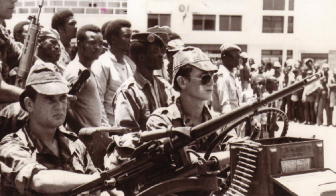 22 SEPT. 1979.. LA JEEP DU CAPITAINE Olivier FABRE SILLONNANT LES RUES DE BANGUI.