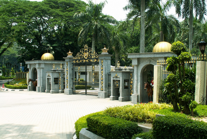 OLD ISTANA NEGARA; PALAIS NATIONAL. CONSTRUIT à L'ORIGINE PAR UN COUSIN CHANG DANS UN PARC DE 11,34Ha. JUSTE 13 PIECES,  DES JARDINS DE RÊVE, DES ARBRES ET DES PALMIERS SUBLIMES. RACHETE PAR L'ETAT LE PALAIS A CESSE SES FONCTIONS OFFICIELLES EN 2011. 