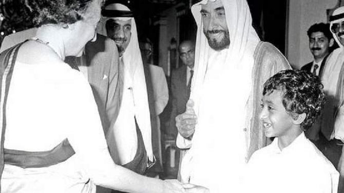 ABU DHABI. 1981. S.A Sheikh ZAYED et son fils Sheikh ABDULLAH 9 ans  accueillent Indira Gandhi