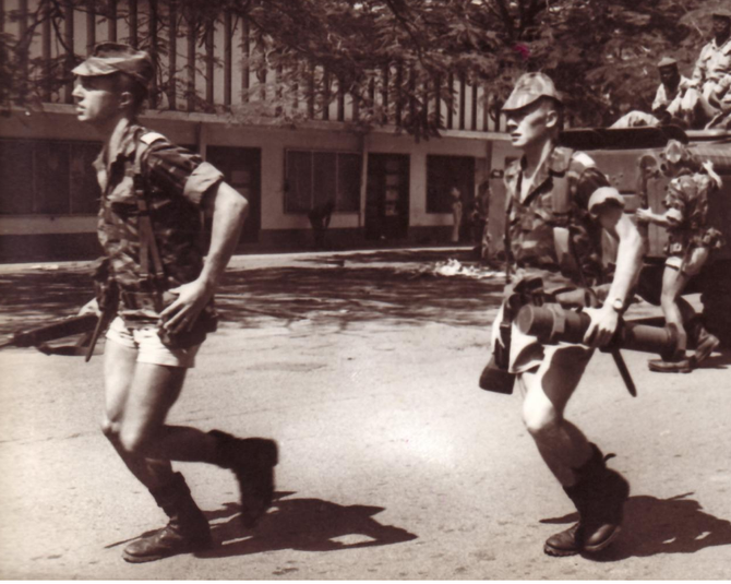 22 SEPT. 1979. LES HOMMES DU COLONEL Bernard DEGENNE DEBARQUENT DU TCHAD . LE LOOK "PARA-MILITAIRE" DES ANNEES 70... C* amicale8rpima