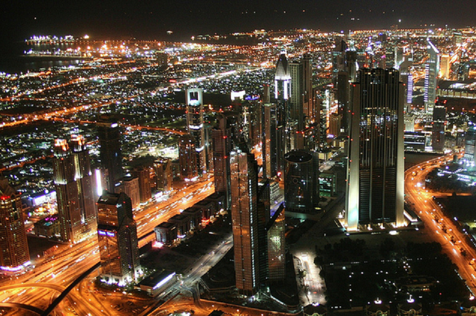 JANV. 2013 . SHEIKH ZAYED ROAD LA NUIT. ON VOIT : ROSE TOWER 333M, HHHR TOWER 317M, MILLENIUM TOWER 285M, 21TH CENTURY TOWER 269M