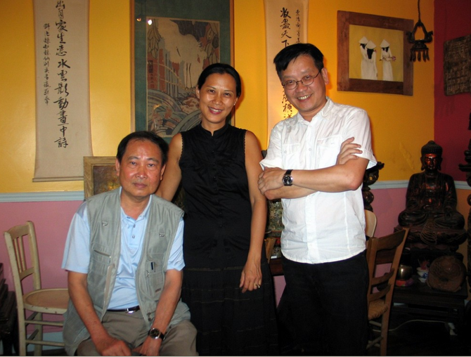 2010. LE PR. DINH TRONG HIÊU AVEC LOAN DE FONTBRUNE EN VISITE CHEZ NGÔ KIM KHÔI (à droite) PETIT-FILS DE NAM SON. ........ PHOTO COMMUNIQUEE par DINH T. H.